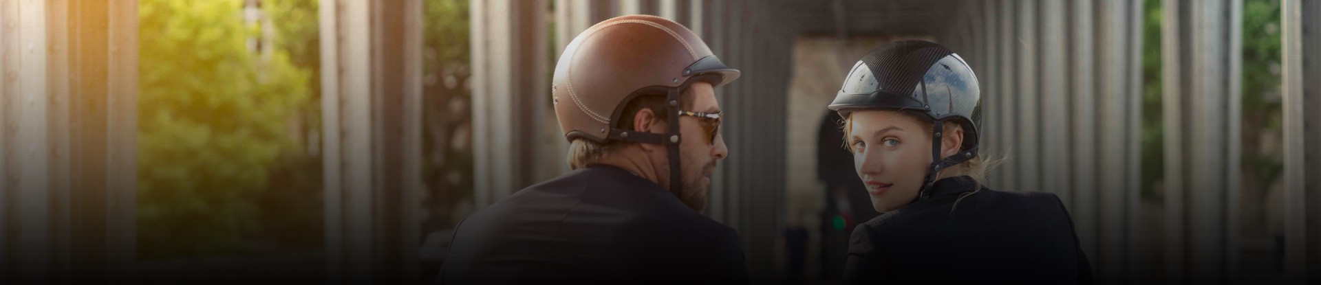 Equipement cycliste - casque, sac à dos, vêtement puie