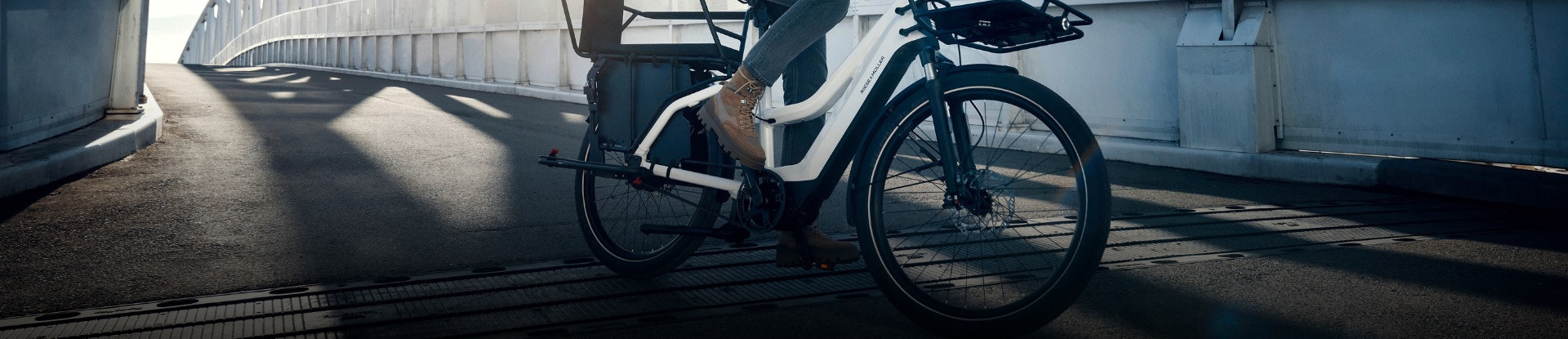 Vélo électrique mixte à cadre bas ouvert : la facilité d'enjambement