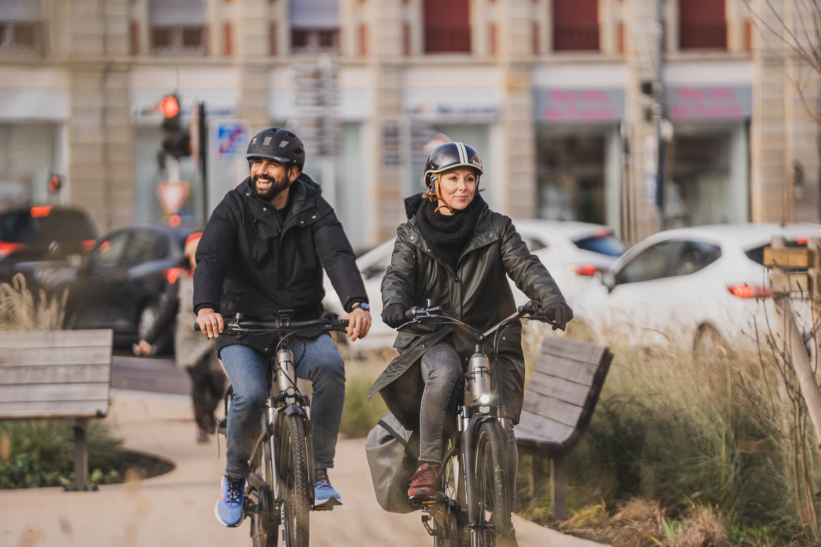 Couple qui de balade en vélo électrique