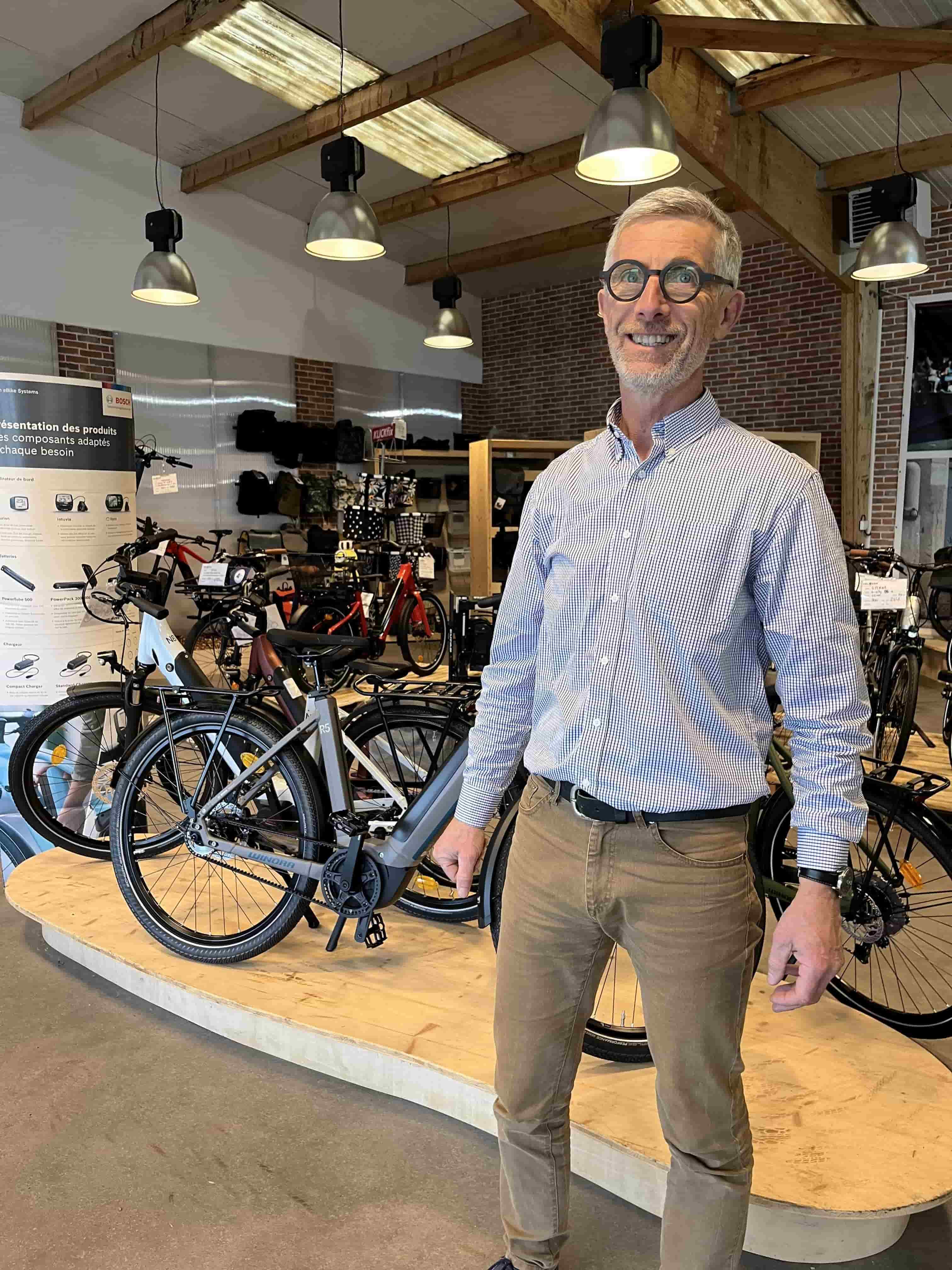 François, le gérant de la boutique Vélozen de Guérande, vous accueille dans ce lieu dédié au vélo électrique en Loire Atlandique
