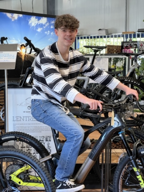 Damien responsable magasin de VAE et VTTAE Vélozen Quimper