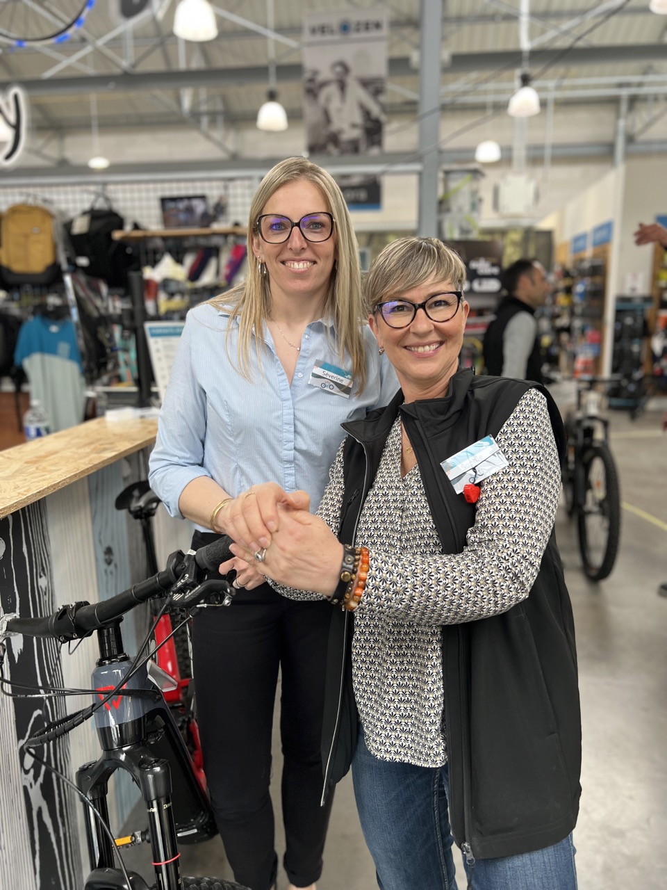 Séverine responsable administrative et financière et Sophie vendeuse Cycles chez Vélozen à Brest