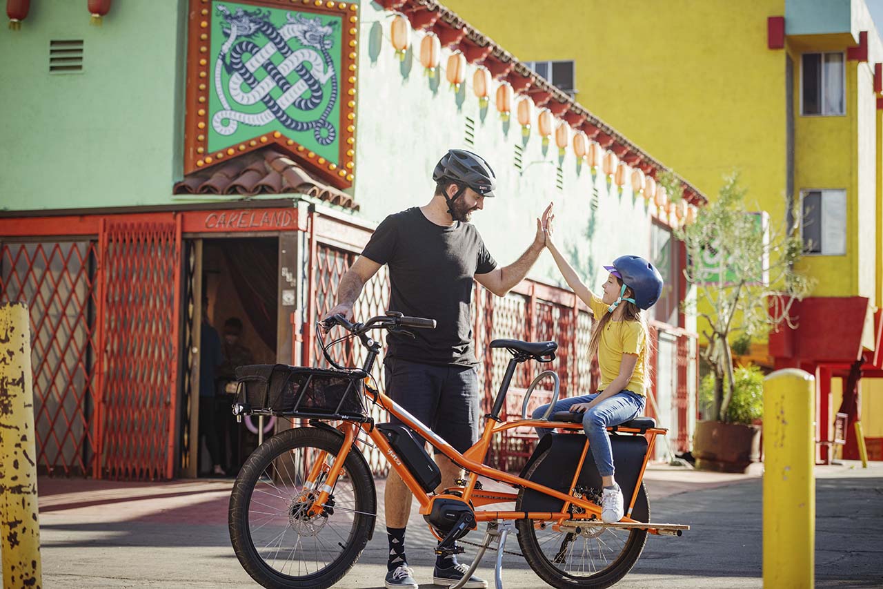La complicité d'un pére et de sa fille sur un vélo électrique Yuba Bikes