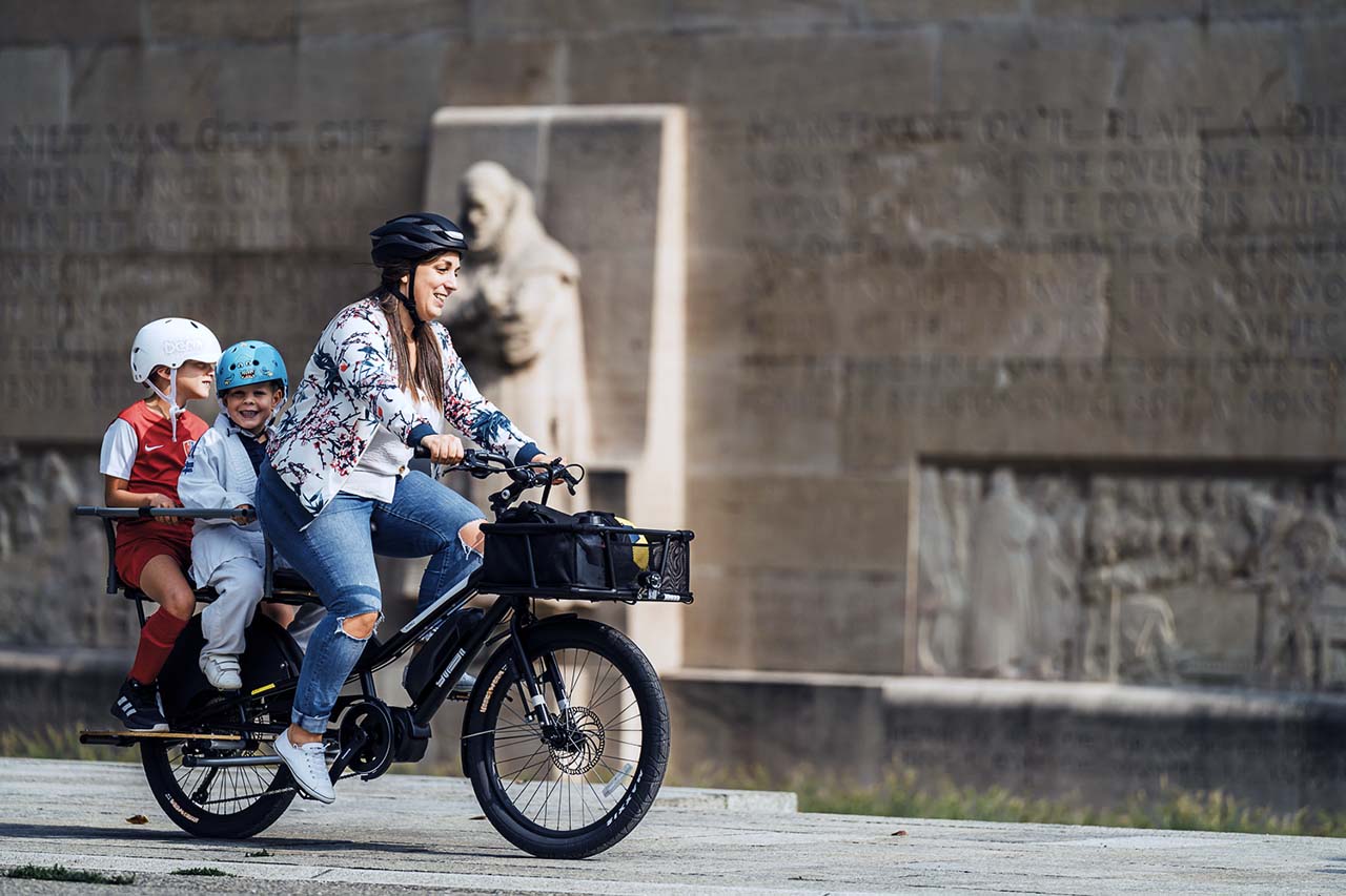 Retour des activités sportive pour une mére et ses deux jeunes garçons à vélo sur un Kombi E6 de Yuba Bikes