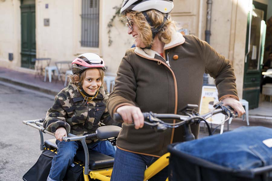 La joie d'un enfant assis à l'arrière d'un New Spicy Curry 2024 de Yuba Bikes