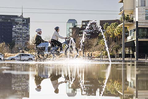 Une balade en amoureux à vélo sur un New Spicy Curry 2024 bleu
