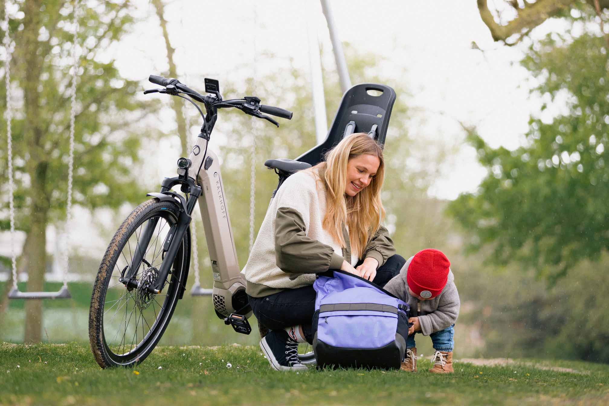 Mère avec son enfant a coté VAE