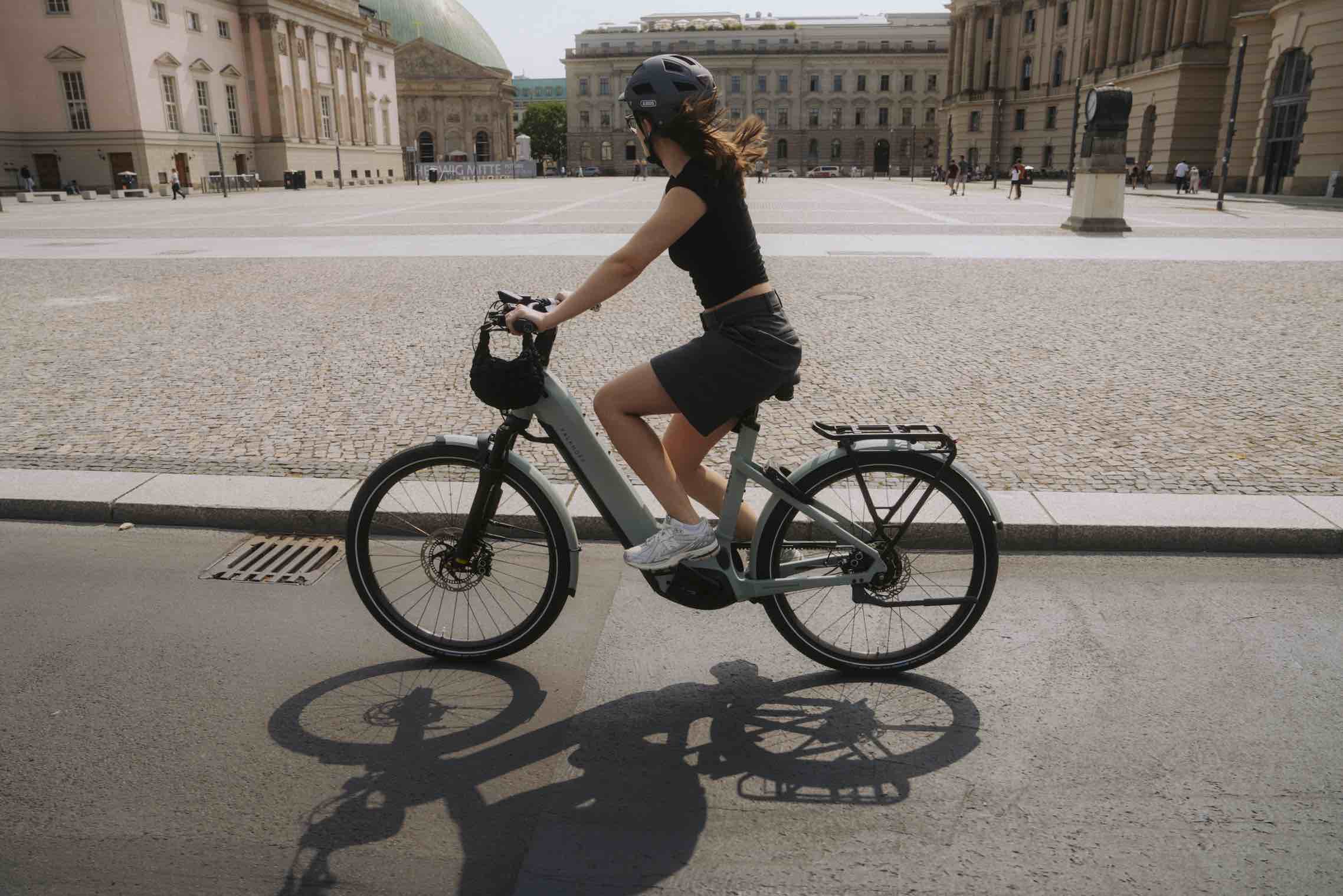 Femme fait du vélo électrique en ville