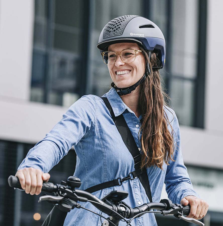 Le vélo à assistance électrique (VAE) peut effectivement être une excellente solution pour relier son domicile à son travail, offrant de nombreux avantages par rapport aux autres modes de transport. Cependant, cela dépend de plusieurs facteurs personnels et logistiques. Si la distance entre le domicile et le travail est raisonnable (généralement entre 5 et 20 km), le VAE peut être une option idéale. En outre, l'assistance électrique permet de parcourir de plus longues distances sans arriver au travail en sueur.Les VAE sont particulièrement utiles dans les zones vallonnées ou montagneuses, où le trajet pourrait être trop difficile avec un vélo traditionnel. L'assistance électrique facilite les montées et rend le trajet plus agréable.