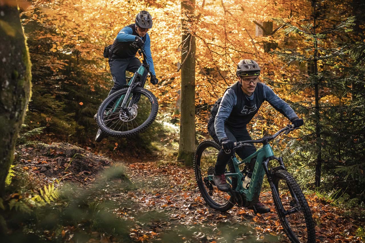 Le VTT à assistance électrique (VTTAE) a révolutionné la pratique du VTT en offrant aux cyclistes la possibilité de profiter pleinement des sentiers de forêt tout en bénéficiant d'une assistance électrique pour faciliter les montées et les terrains difficiles. Les VTTAE de Focus sont particulièrement appréciés pour leur maniabilité exceptionnelle, qui permet de vivre une expérience de conduite agréable et sécurisée sur tous les types de terrains.Les VTTAE Focus sont conçus pour offrir une performance optimale sur les sentiers de forêt. Leur géométrie et leur suspension sont spécialement adaptées pour garantir une stabilité et une adhérence maximales, même dans les conditions les plus exigeantes. Les vélos sont équipés de moteurs puissants et silencieux, qui fournissent une assistance souple et naturelle lors du pédalage.Grâce à cette assistance électrique, les cyclistes peuvent aborder les montées raides et les terrains accidentés avec plus de facilité et de confiance. Cela permet de se concentrer davantage sur la technique de pilotage et d'apprécier pleinement les paysages et les sensations offerts par la forêt. De plus, les VTTAE Focus sont équipés de batteries à longue autonomie, qui permettent de parcourir de grandes distances sans craindre de tomber en panne d'énergie.Les VTTAE Focus offrent également un grand confort de conduite. Leurs cadres sont conçus pour absorber les chocs et les vibrations, réduisant ainsi la fatigue et les douleurs musculaires. Les selles et les poignées ergonomiques contribuent également à améliorer le confort lors des longues sorties. Enfin, les VTTAE Focus sont dotés de composants de haute qualité, tels que des freins à disque hydrauliques, des dérailleurs précis et des pneus adaptés aux conditions rencontrées en forêt. Ces équipements garantissent une fiabilité et une durabilité optimales, permettant aux cyclistes de profiter pleinement de leur passion sans se soucier des problèmes mécaniques.