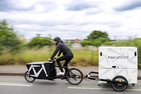 Vélo cargo et remorque Le vélo cargo électrique tracte des charges lourde, même en côte.