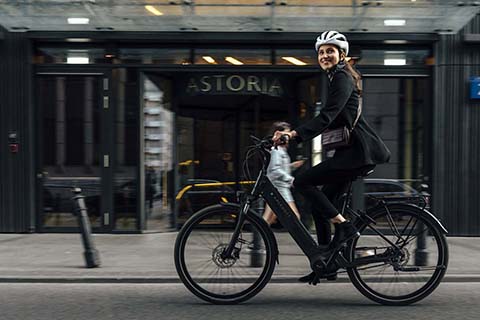 Le vélo de ville électrique pour femme est élégant et pratique pour les déplacments en ville