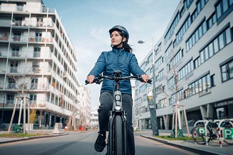 VAE par Moustache Bikes - Le smile Les flottes de vélos à assistance électrique offrent une fléxibilié suppérieure.