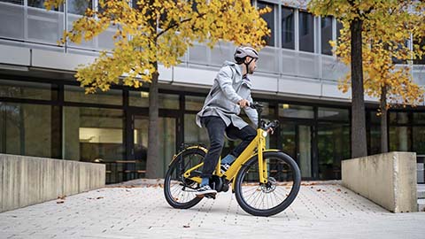 VAE par Moustache Bikes - Le smile Les flottes de vélos à assistance électrique offrent une fléxibilié suppérieure.