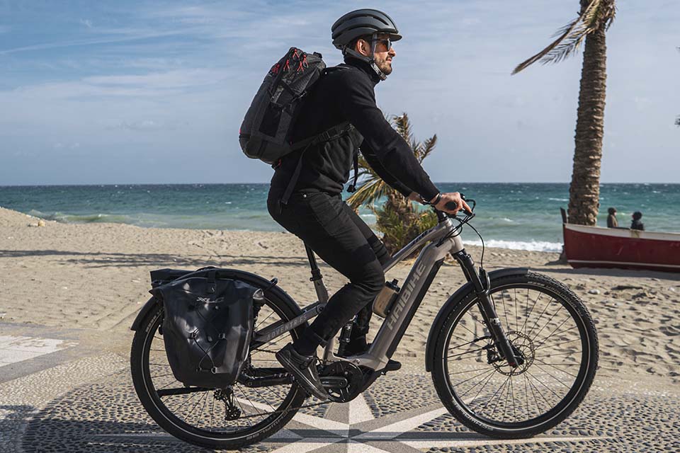 Explorer les magnifiques paysages du bord de la Méditerranée à vélo sur un VAE (vélo à assistance électrique) modèle Adventr FS 10 (2023) de Haibike Explorer les magnifiques paysages du bord de la Méditerranée à vélo, et plus particulièrement sur un VAE (vélo à assistance électrique) modèle Adventr FS 10 (2023) de Haibike, est une expérience unique et mémorable. Ce modèle de VAE allie performance, confort et polyvalence, ce qui en fait un choix idéal pour explorer les côtes méditerranéennes. Le modèle Adventr FS 10 (2023) de Haibike est un VAE tout-suspendu, conçu pour offrir une excellente maniabilité et un grand confort sur tous les types de terrain. Il est équipé d'un moteur Bosch Performance CX de quatrième génération, qui offre une assistance puissante et fluide, ainsi que d'une batterie intégrée de 625 Wh, qui garantit une autonomie importante pour les longues sorties. En parcourant le bord de la Méditerranée sur ce VAE, vous pourrez profiter pleinement des paysages variés et enchanteurs qui s'offrent à vous. Les sentiers côtiers, les plages de sable fin, les criques isolées et les villages pittoresques se succèdent, offrant un dépaysement total et une immersion dans la beauté naturelle et culturelle de la région. Le VAE Adventr FS 10 (2023) de Haibike est équipé de composants de haute qualité, tels que des freins à disque hydrauliques, des suspensions avant et arrière performantes, et des pneus adaptés aux différents types de terrain. Ces équipements garantissent une excellente stabilité, une grande précision de pilotage et un confort optimal, même sur les sentiers les plus accidentés. Enfin, le modèle Adventr FS 10 (2023) de Haibike est doté d'équipements utiles pour les sorties à la journée ou les voyages itinérants, tels qu'un porte-bagages, des garde-boue et des éclairages intégrés. Ces équipements facilitent le transport de vos affaires personnelles et assurent votre sécurité lors des déplacements. Pour résumer, découvrir le bord de la Méditerranée sur un VAE modèle Adventr FS 10 (2023) de Haibike est une expérience unique et enrichissante, qui allie plaisir, confort et performance. Ce VAE polyvalent et performant vous permettra de profiter pleinement des paysages somptueux de la région, tout en bénéficiant d'un moyen de transport écologique et adapté aux différents types de terrain.
