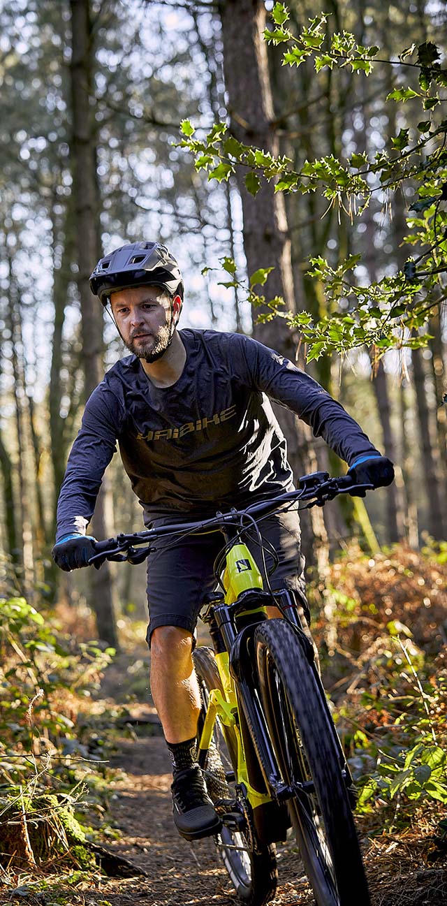 Le modèle AllMtn 3 de Haibike est un VAE polyvalent, conçu pour offrir un excellent compromis entre confort, maniabilité et performance sur les sentiers forestiers. Partir en sortie en forêt sur un VAE (vélo à assistance électrique) AllMtn 3 de Haibike est une expérience grisante et enrichissante, qui permet de profiter pleinement des plaisirs du VTT tout en bénéficiant d'une assistance électrique performante et adaptée à tous les terrains. Le modèle AllMtn 3 de Haibike est un VAE polyvalent, conçu pour offrir un excellent compromis entre confort, maniabilité et performance sur les sentiers forestiers. Il est équipé d'un moteur Bosch Performance CX de quatrième génération, qui offre une assistance puissante et progressive, ainsi que d'une batterie intégrée de 625 Wh, qui garantit une autonomie importante pour les longues sorties en forêt. En parcourant les sentiers forestiers sur ce VAE, vous pourrez apprécier la diversité des paysages et des reliefs, ainsi que les sensations procurées par la pratique du VTT en milieu naturel. Les montées raides, les descentes techniques et les passages accidentés sont autant d'occasions de tester les capacités de votre VAE et de développer vos compétences en matière de pilotage. Le VAE AllMtn 3 de Haibike est équipé de composants de haute qualité, tels que des freins à disque hydrauliques, des suspensions avant et arrière performantes, et des pneus adaptés aux différents types de terrain. Ces équipements garantissent une excellente stabilité, une grande précision de pilotage et un confort optimal, même sur les sentiers les plus exigeants. Enfin, le modèle AllMtn 3 de Haibike est doté d'équipements utiles pour les sorties en forêt, tels qu'un porte-bidon, des garde-boue et des éclairages intégrés. Ces équipements facilitent le transport de vos affaires personnelles et assurent votre sécurité lors des déplacements. Partir en sortie en forêt sur un VAE AllMtn 3 de Haibike est une expérience unique et enrichissante, qui allie plaisir, confort et performance. Ce VAE polyvalent et performant vous permettra de profiter pleinement des paysages forestiers et des sensations offertes par la pratique du VTT, tout en bénéficiant d'une assistance électrique adaptée à tous les terrains.