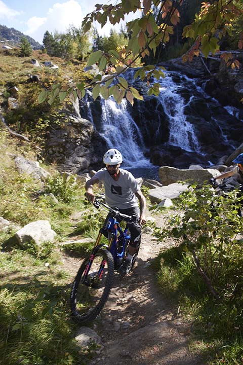 Profiter pleinement des paysages montagneux et des sensations offertes par la pratique du VTT électrique Partir en sortie dans les Pyrénées sur un VAE (vélo à assistance électrique) Haibike Hybe est une expérience unique et mémorable, qui permet de profiter pleinement des paysages montagneux et des sensations offertes par la pratique du VTT électrique en pleine nature. Le VAE Haibike Hybe est un modèle polyvalent et performant, qui offre un excellent compromis entre confort, maniabilité et efficacité sur les sentiers. Il est équipé d'un moteur Bosch Performance CX de quatrième génération, qui offre une assistance puissante et progressive, ainsi que d'une batterie intégrée de 625 Wh, qui garantit une autonomie importante pour les longues sorties en montagne. En parcourant les sentiers des Pyrénées sur ce VAE, vous pourrez apprécier la beauté des paysages montagneux, la fraîcheur des forêts et le bruit apaisant des torrents d'eau. Les montées raides, les descentes techniques et les passages accidentés sont autant d'occasions de tester les capacités de votre VAE et de développer vos compétences en matière de pilotage. Le VAE Haibike Hybe est équipé de composants de haute qualité, tels que des freins à disque hydrauliques, des suspensions avant et arrière performantes, et des pneus adaptés aux différents types de terrain. Ces équipements garantissent une excellente stabilité, une grande précision de pilotage et un confort optimal, même sur les sentiers les plus exigeants des Pyrénées. Enfin, le modèle Haibike Hybe est doté d'équipements utiles pour les sorties en montagne, tels qu'un porte-bidon, des garde-boue et des éclairages intégrés. Ces équipements facilitent le transport de vos affaires personnelles et assurent votre sécurité lors des déplacements. Partir en sortie dans les Pyrénées sur un VAE Haibike Hybe est une expérience unique et enrichissante, qui allie plaisir, confort et performance. Ce VAE polyvalent et performant vous permettra de profiter pleinement des paysages montagneux et des sensations offertes par la pratique du VTT électrique, tout en bénéficiant d'une assistance électrique adaptée à tous les terrains et à toutes les situations.