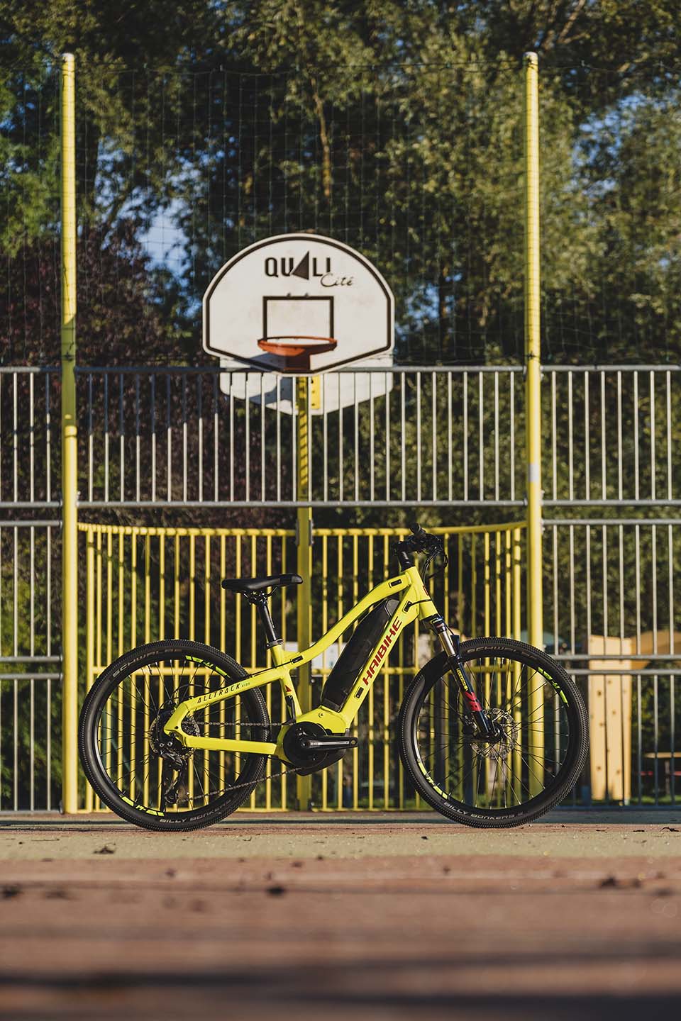 VAE pour enfants doté de roues de 24 pouces, Haibike ALLTRACK KIDS par Vélozen Le VAE (vélo à assistance électrique) Haibike ALLTRACK KIDS, également connu sous le nom de HardFour, est un choix idéal pour les adolescents et les enfants qui souhaitent se déplacer de manière autonome, écologique et ludique. Grâce à ce VTT électrique adapté à leur taille et à leurs besoins, les jeunes cyclistes peuvent se rendre au terrain de basket ou partir à l'aventure en toute sécurité et avec un grand sentiment de liberté. Le HardFour est équipé d'un moteur Yamaha PW-TE, qui offre une assistance puissante et régulière, permettant aux enfants de gravir les montées et de parcourir de plus longues distances sans se fatiguer. La vitesse maximale est limitée à 20 km/h, ce qui garantit une maîtrise optimale du vélo et une sécurité accrue pour les jeunes cyclistes. Ce VAE pour enfants est doté de roues de 24 pouces, ce qui le rend adapté aux enfants d'une taille de 140 cm ou plus. Son poids d'environ 20 kg en fait un vélo maniable et facile à contrôler pour les jeunes utilisateurs. De plus, le HardFour est équipé de composants de qualité, tels que des freins à disque hydrauliques et des suspensions avant performantes, qui assurent une excellente stabilité et un grand confort de conduite. Le VTT électrique Haibike HardFour est conçu pour s'adapter à différents types de terrain, qu'il s'agisse de pistes cyclables, de chemins de campagne ou de sentiers légèrement accidentés. Ainsi, les jeunes cyclistes peuvent profiter d'une grande polyvalence et élargir leurs horizons en matière de découverte et d'aventure. Enfin, le HardFour est un excellent moyen de partager des moments en famille et de pratiquer une activité physique ensemble. Les écarts de force et de forme physique entre les membres de la famille s'équilibrent grâce à l'assistance électrique, ce qui rend les balades en vélo accessibles et agréables pour tous.
Le VAE Haibike ALLTRACK KIDS ou HardFour est un choix judicieux pour les adolescents et les enfants qui souhaitent se déplacer en toute autonomie et sécurité, tout en profitant des joies du cyclisme et de la découverte de nouveaux horizons. Ce VTT électrique adapté à leur taille et à leurs besoins est un compagnon idéal pour les aventures en famille et les trajets quotidiens.