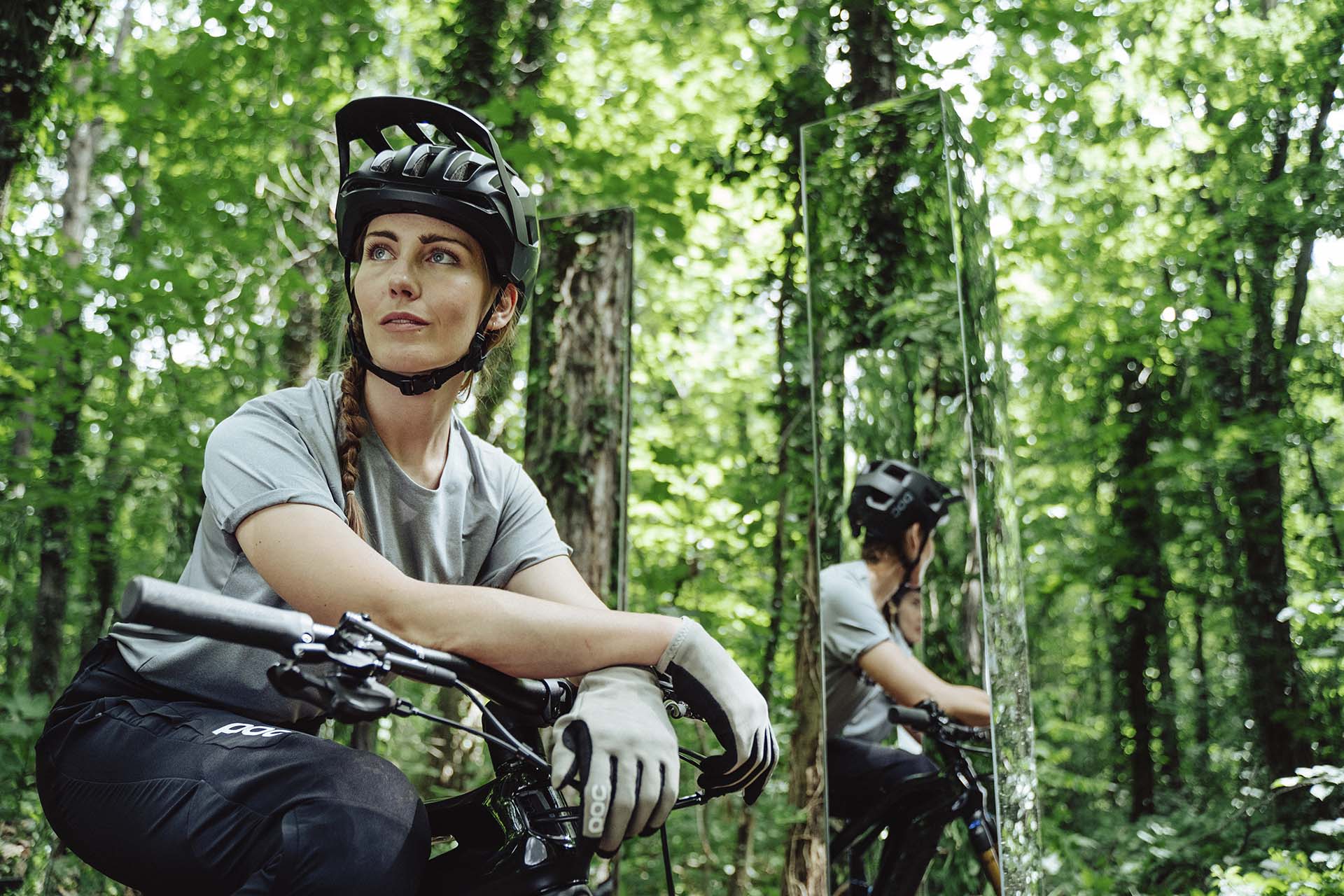 Cette sortie en VTTAE vous permettra de profiter pleinement des paysages naturels et des sensations offertes par la pratique du VTT électrique Partir en sortie en VTTAE (vélo tout-terrain à assistance électrique) entre copines dans la forêt de Fontainebleau au printemps est une expérience conviviale et ressourçante, qui permet de profiter pleinement des paysages naturels et des sensations offertes par la pratique du VTT électrique. En parcourant les sentiers de la forêt de Fontainebleau sur vos VTT électriques, vous pourrez apprécier la beauté des paysages printaniers, la fraîcheur des sous-bois et le chant des oiseaux. Les montées, les descentes et les passages techniques sont autant d'occasions de tester les capacités de vos VTT électriques et de développer vos compétences en matière de pilotage. Lors de votre pause au milieu de la forêt, vous pourrez admirer une exposition de jeux de miroir, qui ajoute une touche artistique et ludique à votre sortie en VTTAE. Les jeux de miroir, disposés harmonieusement dans le paysage naturel, créent des illusions d'optique et des reflets surprenants, qui invitent à la contemplation et à la rêverie. Cette pause est également l'occasion de partager un moment de convivialité entre copines, de discuter, de se reposer et de se restaurer, avant de reprendre la route sur vos VTT électriques. Faire une sortie en VTTAE entre copines dans la forêt de Fontainebleau au printemps et faire une pause au milieu de la forêt pour admirer une exposition de jeux de miroir est une expérience unique et vivifiante, qui allie plaisir, découverte et partage. Cette sortie en VTTAE vous permettra de profiter pleinement des paysages naturels et des sensations offertes par la pratique du VTT électrique, tout en partageant des moments conviviaux et en découvrant une exposition artistique originale.