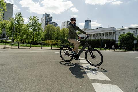 Mobilités douces urbaines à bord d'un vélo électrique de Kalkhoff