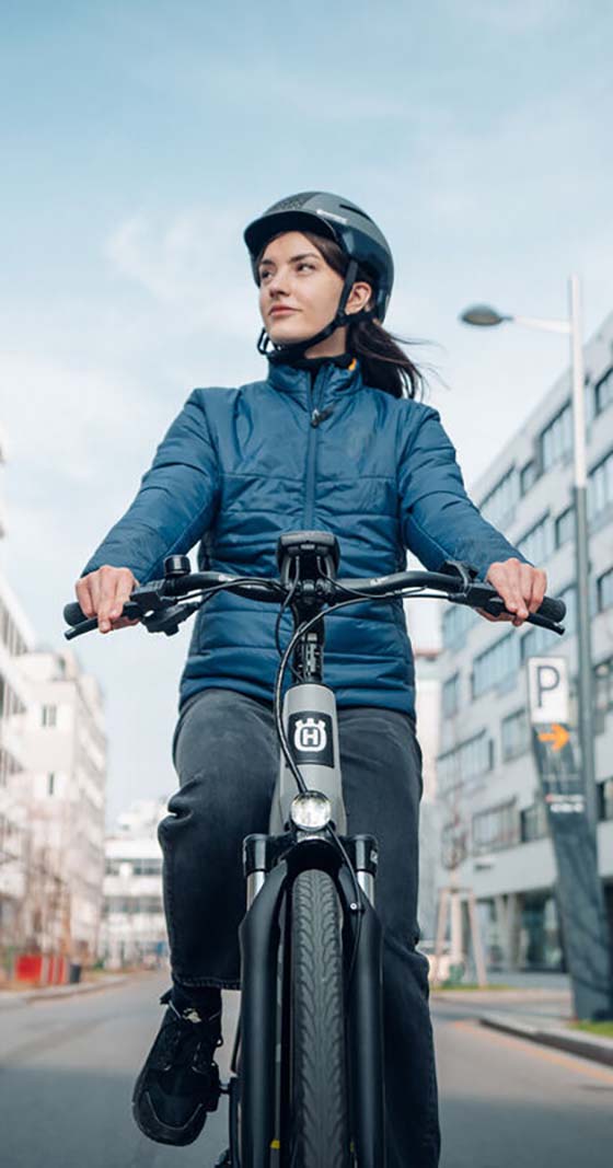 Une jeune femme chevauchant un VAE (vélo à assistance électrique) Husqvarna est certainement un spectacle inspirant, qui met en valeur l'élégance et la performance de cette marque scandinave réputée. Husqvarna est connue pour ses produits de haute qualité, alliant design soigné, technologie avancée et fiabilité. Les VAE Husqvarna sont conçus pour offrir une expérience de conduite exceptionnelle, en alliant la puissance de l'assistance électrique au plaisir du cyclisme traditionnel. Ils sont équipés de moteurs performants et silencieux, qui fournissent une assistance souple et naturelle lors du pédalage. Les batteries à longue autonomie permettent de parcourir de grandes distances sans craindre de tomber en panne d'énergie. Le design des VAE Husqvarna est élégant et épuré, avec des lignes modernes et des finitions soignées. Les vélos sont disponibles dans une variété de couleurs et de styles, pour répondre aux goûts et aux préférences de chaque cycliste. Les cadres sont légers et robustes, conçus pour résister aux contraintes du cyclisme urbain et des trajets quotidiens. Les VAE Husqvarna sont également équipés de composants de haute qualité, tels que des freins à disque hydrauliques, des dérailleurs précis et des pneus résistants à la crevaison. Ces équipements garantissent une fiabilité et une durabilité optimales, permettant aux cyclistes de profiter pleinement de leur passion sans se soucier des problèmes mécaniques. Enfin, les VAE Husqvarna sont adaptés aux besoins des cyclistes urbains et des navetteurs (vélotaffeurs). Ils sont équipés de porte-bagages, de garde-boue et d'éclairages intégrés, qui facilitent le transport des affaires personnelles et assurent la sécurité lors des déplacements. Les vélos sont également compatibles avec une large gamme d'accessoires, tels que des sacoches, des paniers et des systèmes de verrouillage, qui permettent de personnaliser et d'adapter le vélo aux besoins spécifiques de chaque utilisateur. Bref, une jeune femme chevauchant un VAE Husqvarna incarne l'élégance, la performance et le savoir-faire scandinave. Les VAE Husqvarna offrent une expérience de conduite agréable et fiable, grâce à leur design soigné, leurs composants de haute qualité et leurs fonctionnalités adaptées aux besoins des cyclistes urbains et des navetteurs (vélotaffeurs).