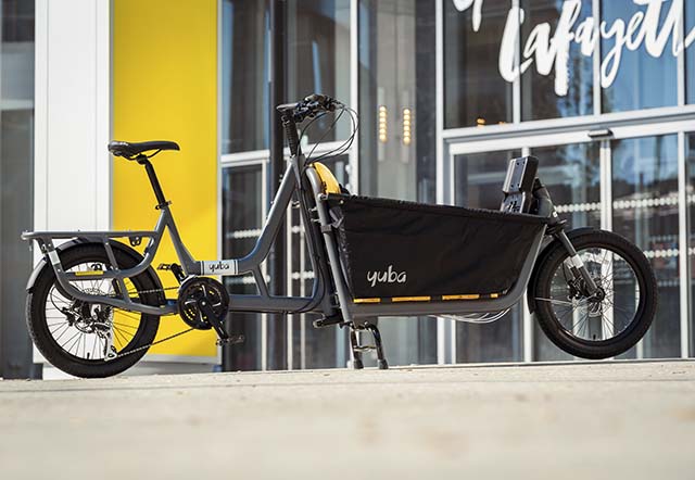 Yuba est une marque reconnue pour la fabrication de vélos cargo de haute qualité, offrant des solutions de transport pratiques, écologiques et élégantes pour les familles et les professionnels. Les vélos cargo Yuba se distinguent par leur design soigné, leur robustesse et leurs nombreux équipements destinés à assurer la sécurité et le confort de tous les passagers.Les vélos cargo Yuba sont conçus pour transporter des charges lourdes et encombrantes, telles que des enfants, des courses ou du matériel professionnel. Ils sont équipés de cadres renforcés, de fourches rigides et de porte-bagages surdimensionnés, qui leur confèrent une grande stabilité et une excellente capacité de charge. Les vélos cargo Yuba peuvent ainsi accueillir jusqu'à trois enfants, en plus du cycliste, et supporter un poids total allant jusqu'à 200 kg.La sécurité est une priorité absolue pour Yuba. Les vélos cargo sont équipés de nombreux dispositifs de sécurité, tels que des feux avant et arrière, des catadioptres, des freins à disque hydrauliques et des pneus résistants à la crevaison. De plus, les vélos cargo Yuba sont dotés de systèmes de fixation pour sièges enfants et de barres de protection latérales, qui assurent une protection optimale des jeunes passagers en cas de chute ou de collision.Le confort est également un aspect essentiel des vélos cargo Yuba. Les selles et les poignées ergonomiques, ainsi que les suspensions avant et arrière, contribuent à réduire la fatigue et les vibrations lors des trajets. Les vélos cargo Yuba sont également équipés de repose-pieds et de poignées pour les passagers, ainsi que de bâches et de pare-brise en option, qui protègent les enfants des intempéries et du vent.Pour terminer, les vélos cargo Yuba sont personnalisables et adaptables aux besoins de chaque famille ou professionnel. De nombreux accessoires sont disponibles, tels que des sacoches, des paniers, des porte-bagages supplémentaires et des systèmes de fixation pour remorques. Les vélos cargo Yuba peuvent ainsi être configurés pour répondre aux exigences spécifiques de chaque utilisateur, qu'il s'agisse de transporter des enfants, des animaux domestiques, des marchandises ou du matériel professionnel.