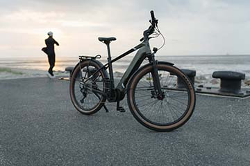 Une sortie à la plage en VAE (vélo à assistance électrique) proposé par Vélozen est une expérience agréable et dépaysante, qui permet de profiter pleinement des joies du littoral tout en bénéficiant d'un moyen de transport écologique et pratique. Tout d'abord, le VAE proposé par Vélozen offre une assistance électrique performante, qui facilite les déplacements et permet de parcourir de plus grandes distances sans effort excessif. Ainsi, il est possible de se rendre à la plage en empruntant des itinéraires variés, tels que des pistes cyclables, des voies vertes ou des chemins côtiers, et de profiter des paysages environnants sans se soucier des contraintes liées à la circulation et au stationnement. Ensuite, le VAE est un moyen de transport écologique et respectueux de l'environnement. En choisissant de se déplacer à vélo plutôt qu'en voiture, on contribue à réduire les émissions de gaz à effet de serre et à préserver la qualité de l'air. De plus, le vélo est un moyen de transport silencieux, qui permet de profiter pleinement de la quiétude des espaces naturels et des paysages côtiers. Le VAE proposé par Vélozen est spécialement conçu pour répondre aux besoins des cyclistes en quête de confort et de praticité. Il est équipé de composants de haute qualité, tels que des freins à disque, des suspensions avant et arrière, et des pneus adaptés aux différents types de terrain. De plus, les vélos Vélozen sont dotés d'équipements utiles pour les sorties à la plage, tels que des porte-bagages, des garde-boue et des éclairages intégrés. Bref, une sortie à la plage en VAE est l'occasion de partager un moment convivial en famille ou entre amis, tout en profitant des bienfaits de l'activité physique et de la découverte de nouveaux paysages. Le vélo permet de se déplacer à son rythme, de faire des pauses pour admirer le panorama, et de découvrir des lieux insolites ou méconnus. Une sortie à la plage en VAE proposé par Vélozen est une expérience enrichissante et agréable, qui allie plaisir, confort et respect de l'environnement. Le VAE permet de profiter pleinement des joies du littoral, tout en bénéficiant d'un moyen de transport pratique et écologique.