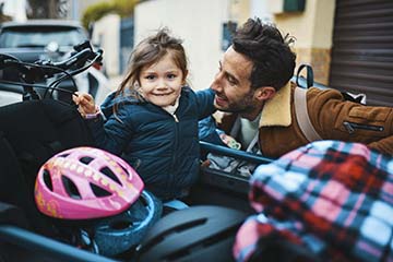 Accompagner son enfant à l'école à vélo, et plus particulièrement à l'aide d'un VAE (vélo à assistance électrique) proposé par Vélozen, est une expérience enrichissante et agréable, qui offre de nombreux avantages par rapport aux déplacements en voiture ou en transports en commun. Tout d'abord, utiliser un VAE pour accompagner son enfant à l'école permet d'éviter les embouteillages et les contraintes liées au stationnement. Le vélo est un moyen de transport rapide et flexible, qui permet de se faufiler facilement dans la circulation et d'emprunter des itinéraires alternatifs, tels que les pistes cyclables et les voies vertes. De plus, le VAE offre une assistance électrique qui facilite les montées et les trajets plus longs, permettant ainsi de parcourir de plus grandes distances sans effort excessif. Ensuite, accompagner son enfant à l'école à vélo est une occasion de partager un moment privilégié en famille, tout en favorisant l'autonomie et la confiance en soi de l'enfant. Le trajet à vélo permet de discuter, d'observer le paysage et de découvrir son environnement sous un angle différent. C'est également l'opportunité d'enseigner à son enfant les règles de sécurité routière et de lui inculquer de bonnes habitudes de déplacement. Le VAE proposé par Vélozen est spécialement conçu pour répondre aux besoins des familles et des cyclistes urbains. Il offre une assistance électrique performante, un design élégant et des équipements adaptés aux trajets quotidiens, tels que des porte-bagages, des garde-boue et des éclairages intégrés. Les vélos Vélozen sont également équipés de composants de haute qualité, garantissant une fiabilité et une durabilité optimales. Enfin, utiliser un VAE pour accompagner son enfant à l'école est une démarche écologique et responsable, qui contribue à réduire les émissions de gaz à effet de serre et à préserver la qualité de l'air. Le vélo est un moyen de transport propre et silencieux, qui participe à l'amélioration du cadre de vie et à la réduction des nuisances sonores en milieu urbain. Le bonheur d'accompagner son enfant à l'école à l'aide d'un VAE proposé par Vélozen réside dans la combinaison des avantages pratiques, environnementaux et émotionnels offerts par ce mode de transport. Le VAE permet de profiter d'un moment de complicité avec son enfant, tout en évitant les embouteillages et en contribuant à la préservation de l'environnement.