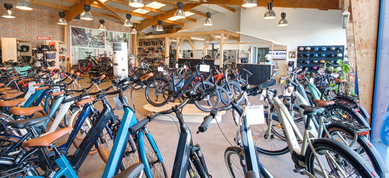 La boutique Vélozen à Guérande propose de nombreux modèles de vélos électriques