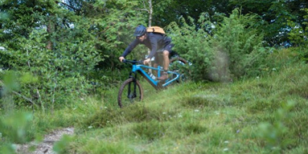 Les avantages et inconvénients d’un VTT électrique semi-rigide 